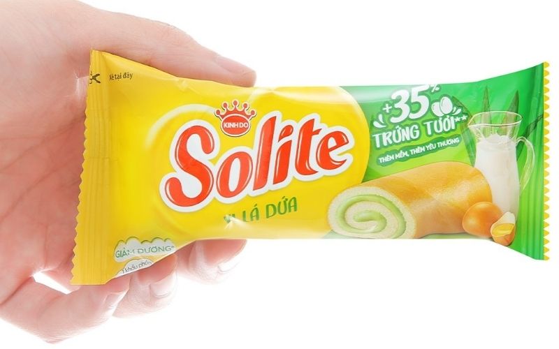 Quy cách đóng gói giúp bánh bông lan cuộn kem SOLITE vị lá dứa dễ bảo quản và thuận tiện khi mang theo